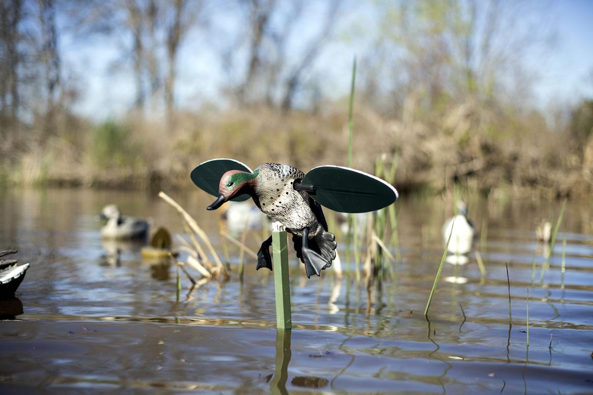 Blue Wing//Teal MOJO Outdoors Motion Duck Decoy