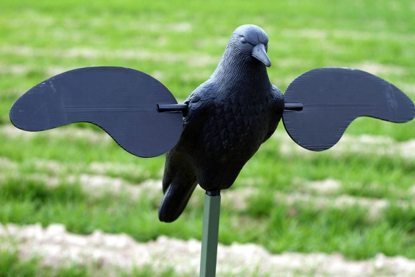 mojo-crow-spinning-wing-decoy-front